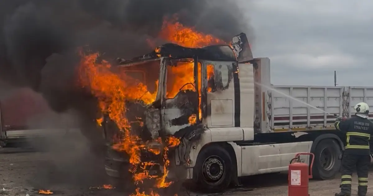 Korkutan görüntü. Park halindeki tır alev alev yandı | NTV Haber