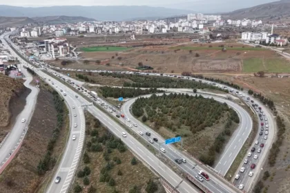 Milyonlarca öğrenci pazartesi ders başı yapacak. 43 ilin geçiş noktasında yoğun trafik | NTV Haber