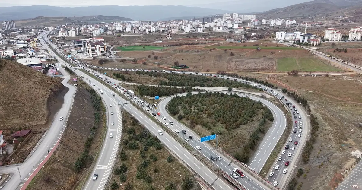 Milyonlarca öğrenci pazartesi ders başı yapacak. 43 ilin geçiş noktasında yoğun trafik | NTV Haber