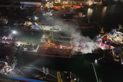 İstanbul'da 120 metrelik gemide yangın | NTV Haber