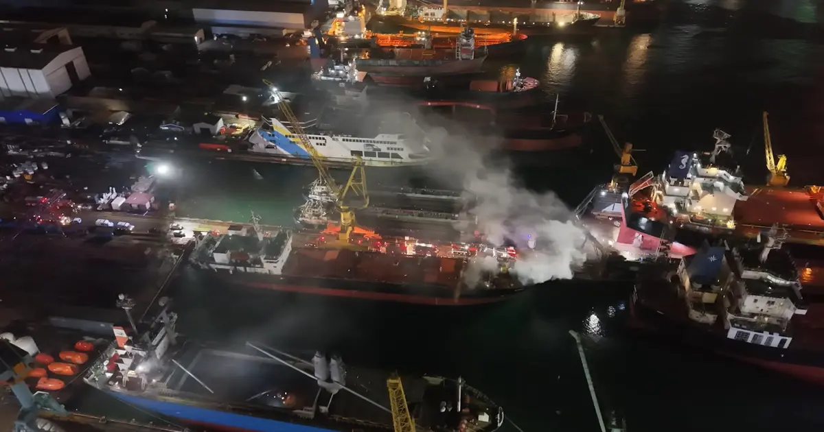 İstanbul'da 120 metrelik gemide yangın | NTV Haber