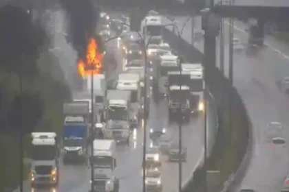 Korkutan yangın: TIR seyir halindeyken alev alev yandı | NTV Haber