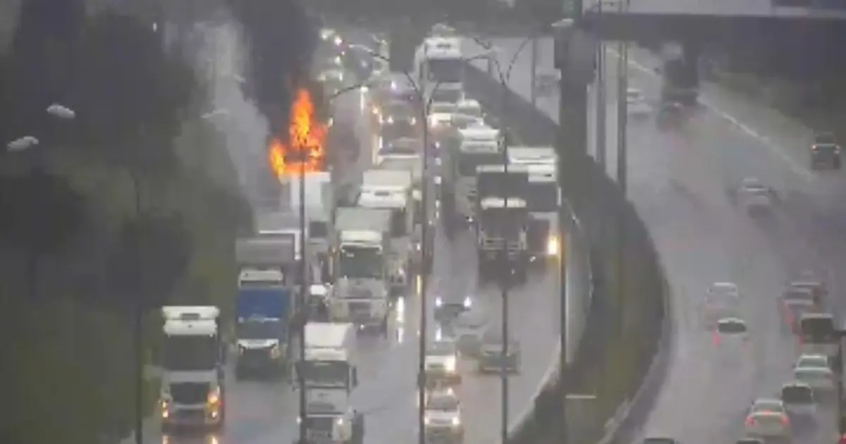 Korkutan yangın: TIR seyir halindeyken alev alev yandı | NTV Haber