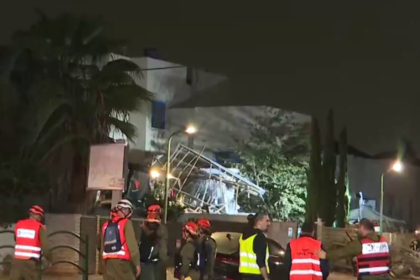 İran füzelerle Tel Aviv'i vuruyor. NTV ekibi patlama bölgesinde