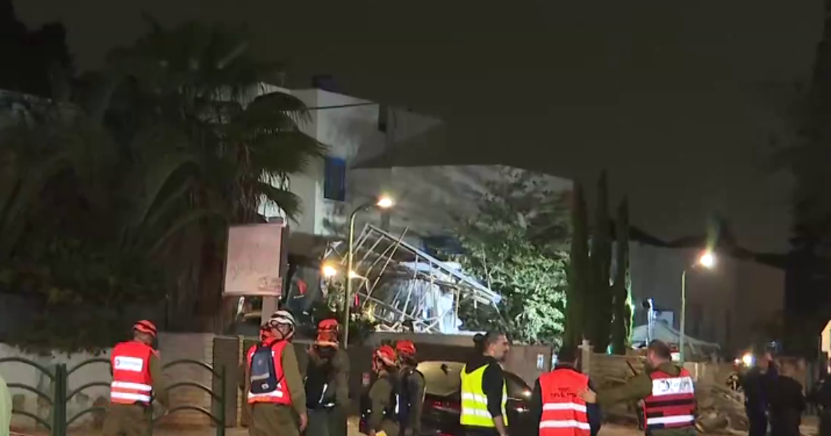 İran füzelerle Tel Aviv'i vuruyor. NTV ekibi patlama bölgesinde