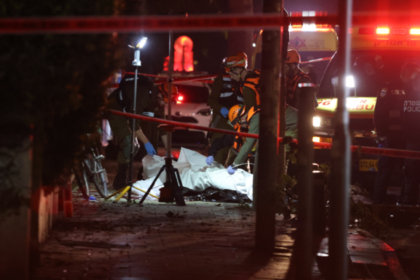 İran çok başlıklı füzelerle Tel Aviv'i vurdu: 1 ölü