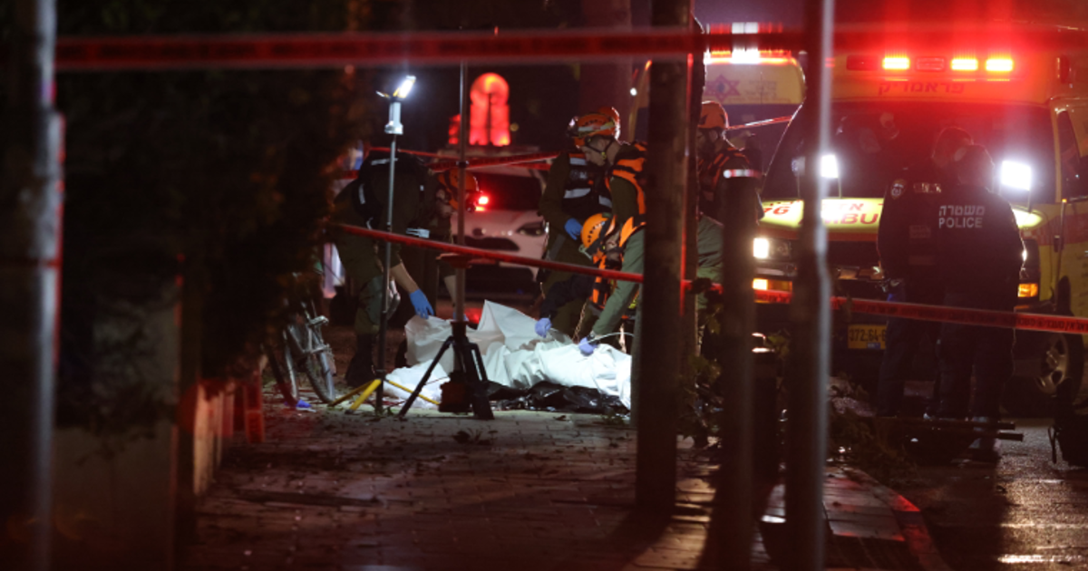 İran çok başlıklı füzelerle Tel Aviv'i vurdu: 1 ölü