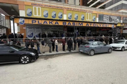 APP plaka değişiminde son gün yoğunluğu. Uzun kuyruklar oluştu | NTV Haber