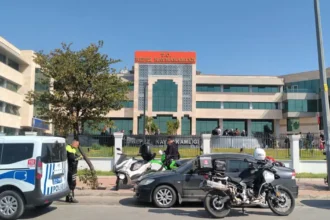 Kepez Kaymakamlığı'nda silah sesleri. Vatandaşlar binadan tahliye edildi | NTV Haber