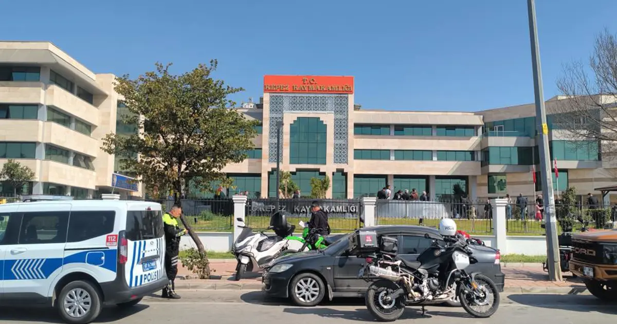 Kepez Kaymakamlığı'nda silah sesleri. Vatandaşlar binadan tahliye edildi | NTV Haber