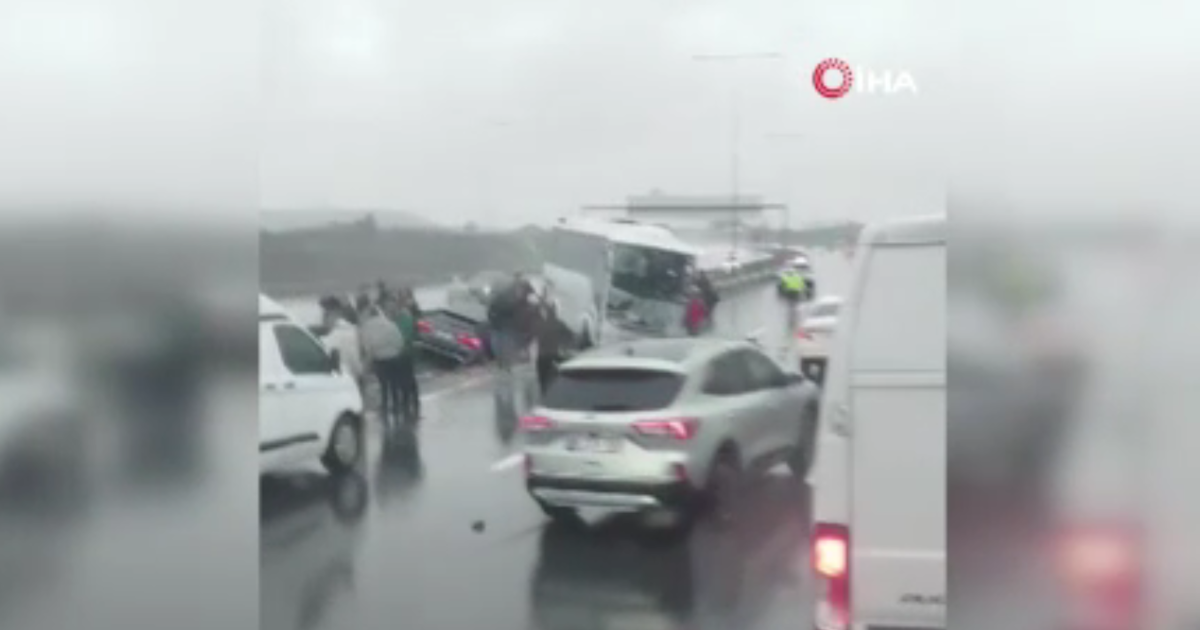 Kuzey Marmara Otoyolu'nda polisleri taşıyan servis kaza yaptı: Bir polis şehit oldu, 16 polis yaralandı | NTV Haber