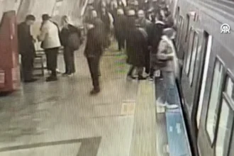 Taksim metrosunda polisten suçüstü | NTV Haber