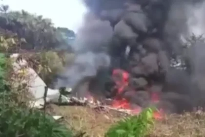 Kolombiya’da askeri uçak düştü. 128 kişinin bulunduğu uçakta 66 kişi hayatını kaybetti