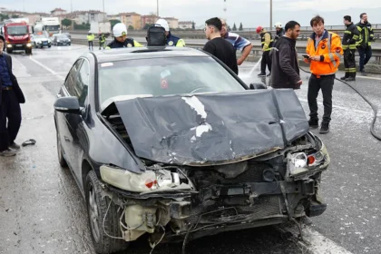 Trafik durdu. TEM Otoyolu'nda 7 araç birbirine girdi | NTV Haber