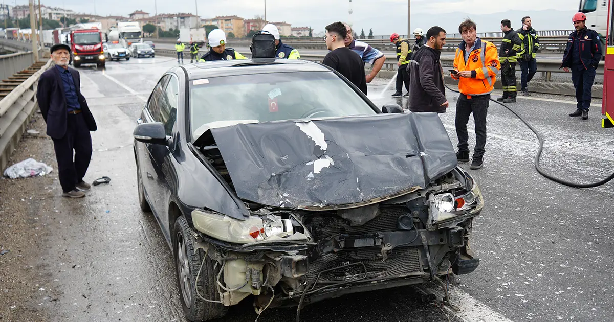 Trafik durdu. TEM Otoyolu'nda 7 araç birbirine girdi | NTV Haber