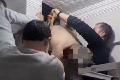 Film gibi olay: Eşine ulaşmak için girdiği havalandırma boşluğunda sıkıştı | NTV Haber