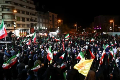 Tahran sokaklarında ateşkes kutlaması