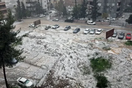 Adana’da sağanak ve dolu nedeniyle, cadde ve sokaklar beyaza büründü | NTV Haber