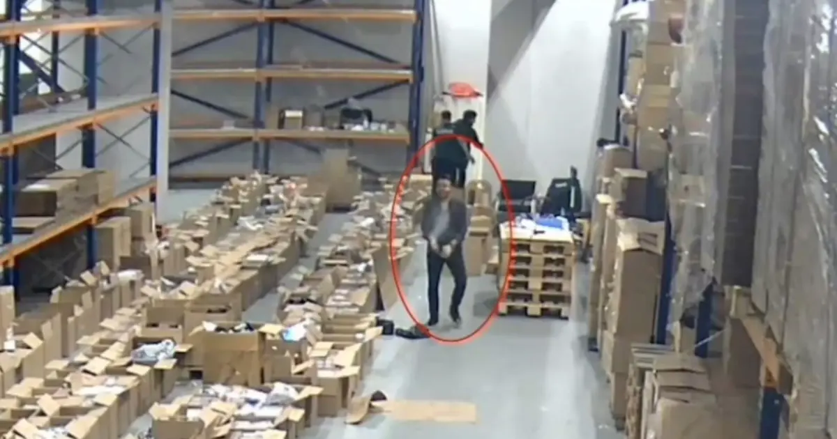 Kaçakçılık tezgahı çöktü. Şampanyalı kutlama yapan 4 gümrük personeline gözaltı | NTV Haber