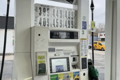 ABD'de benzin fiyatı dört yıldır ilk kez 4 doların üzerinde