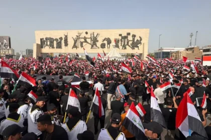 Bağdat'ta binlerce kişi İran'a destek için sokağa çıktı