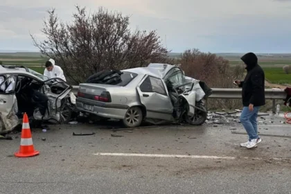 Eskişehir-Ankara yolunda otomobil karşı şeride geçti. 4 ölü, 2 yaralı | NTV Haber