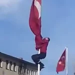 Bayrağı düzeltmek için 15 metrelik direğe tırmandı | NTV Haber