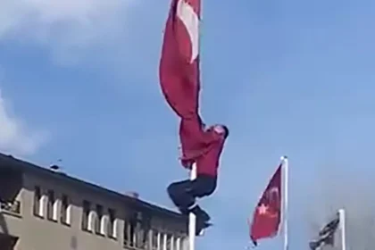 Bayrağı düzeltmek için 15 metrelik direğe tırmandı | NTV Haber