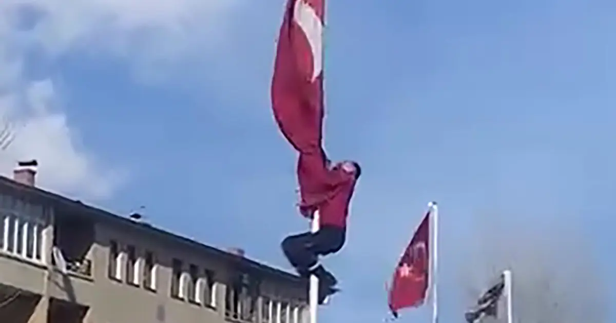 Bayrağı düzeltmek için 15 metrelik direğe tırmandı | NTV Haber