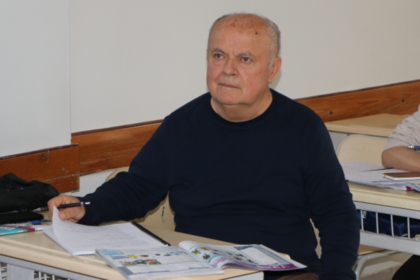 74 yaşındaki dede, torunu için İngilizce öğreniyor | NTV Haber