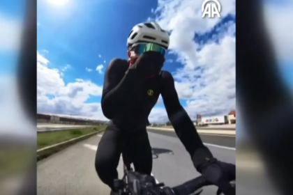 Bisiklet süren öğretmenlere arılar saldırdı  | NTV Haber