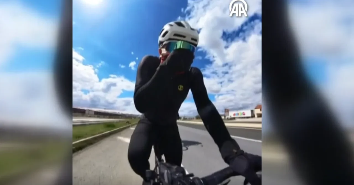 Bisiklet süren öğretmenlere arılar saldırdı  | NTV Haber