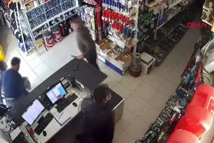 Antalya açıklarında 4.7 büyüklüğünde deprem; Demre'deki sarsıntı anı kamerada | NTV Haber