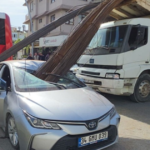 Akılalmaz kaza: Kamyondaki demirler otomobilin camına saplandı | NTV Haber