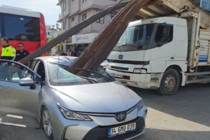 Akılalmaz kaza: Kamyondaki demirler otomobilin camına saplandı | NTV Haber