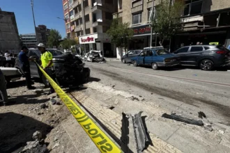 Freni patlayan kamyon ortalığı savaş alanına çevirdi, 10 araca çarpıp durabilirdi. Biri ağır 5 yaralı var | NTV Haber