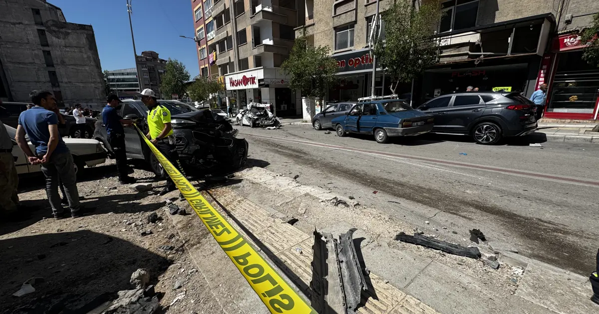 Freni patlayan kamyon ortalığı savaş alanına çevirdi, 10 araca çarpıp durabilirdi. Biri ağır 5 yaralı var | NTV Haber