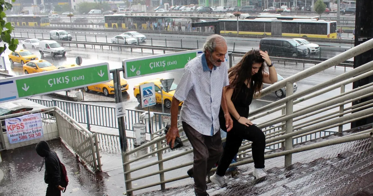 İstanbul'da sonbahar provası. Hava bir anda soğuyacak, sağanak bastıracak | NTV Haber
