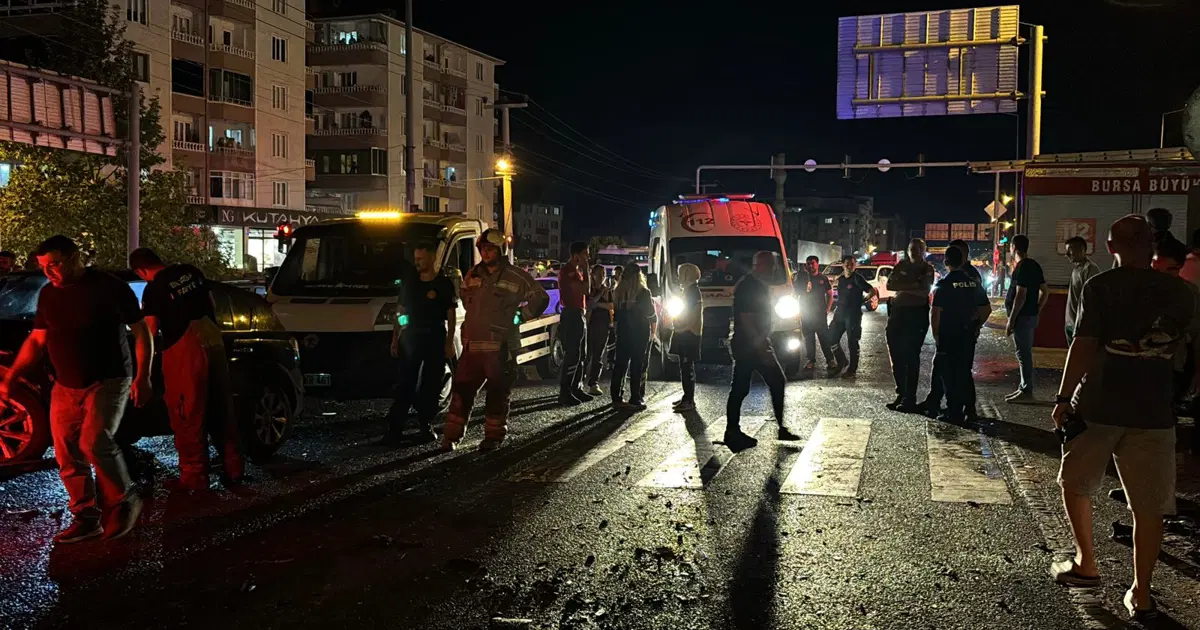 Kırmızı ışık ihlali kazaya neden oldu. 1’i ağır 5 yaralı | NTV Haber