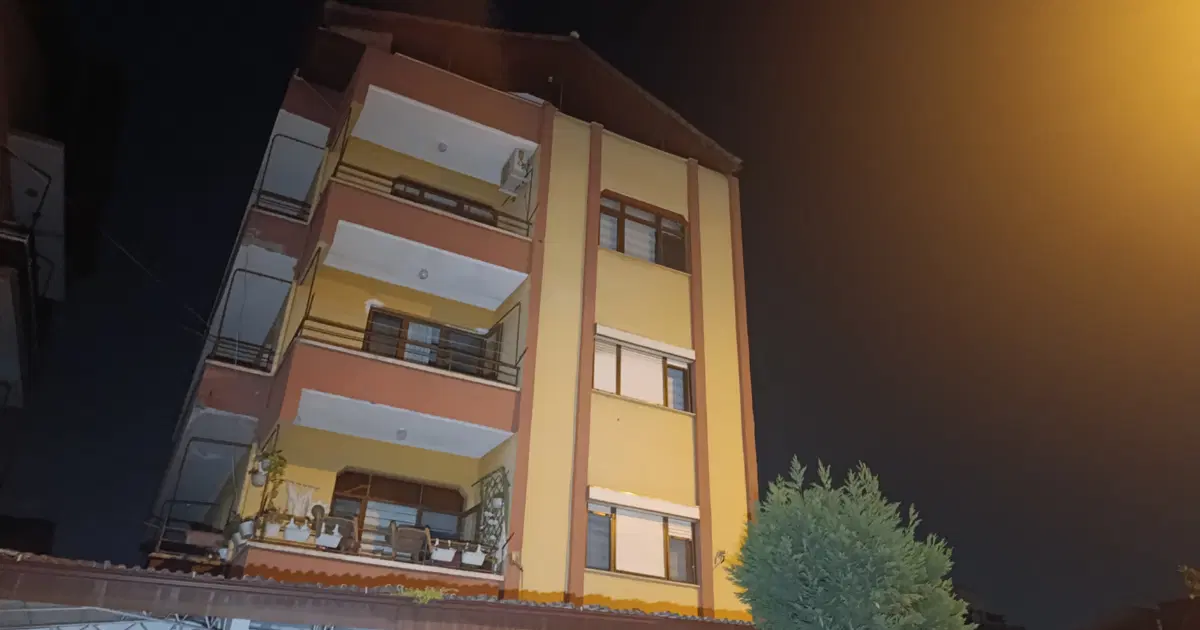 Kocaeli'de 4 katlı bina boşaltıldı. Kolon ve kirişlerinden ses geldi | NTV Haber