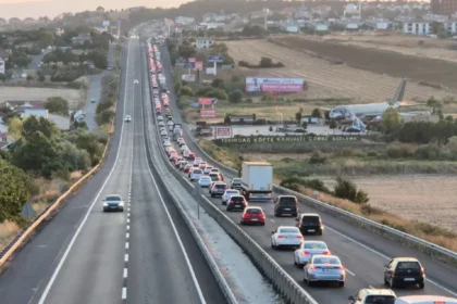İstanbul'dan Tekirdağ'a hafta sonu akını: Kilometrelerce araç kuyruğu oluştu | NTV Haber