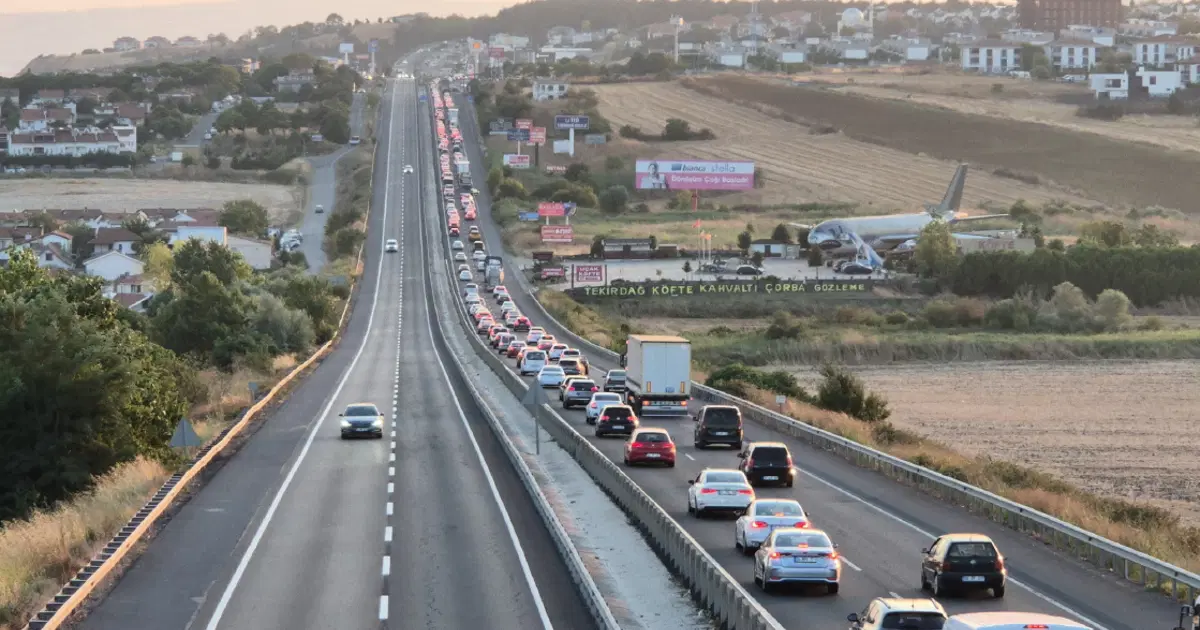 İstanbul'dan Tekirdağ'a hafta sonu akını: Kilometrelerce araç kuyruğu oluştu | NTV Haber