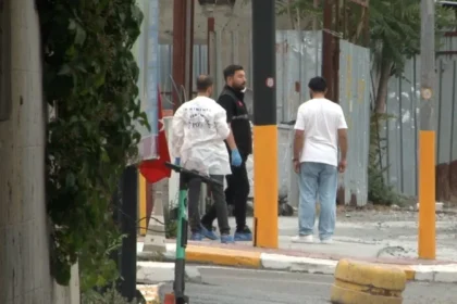 Fatih'te polise bıçaklı saldırı. Ayağından vurularak yakalandı | NTV Haber