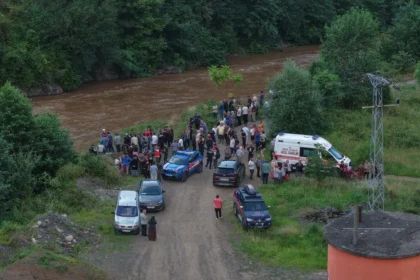Giresun'da anne ile iki kızı sel sularına kapıldı. Kardeşlerin cansız bedeni bulundu | NTV Haber