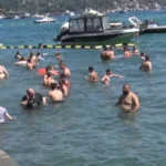 Sıcak hava bunaltınca akın ettiler. "Burada 1 lira vermeden deniz keyfi yaşıyorsun" | NTV Haber
