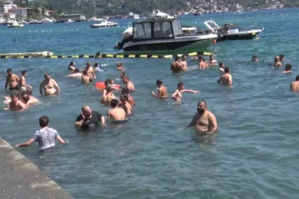 Sıcak hava bunaltınca akın ettiler. "Burada 1 lira vermeden deniz keyfi yaşıyorsun" | NTV Haber