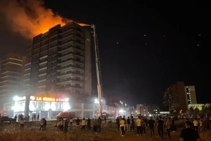 Diyarbakır'da plaza yangını. 3'ü itfaiye eri 5 kişi dumandan etkilendi | NTV Haber