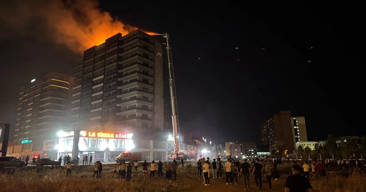 Diyarbakır'da plaza yangını. 3'ü itfaiye eri 5 kişi dumandan etkilendi | NTV Haber