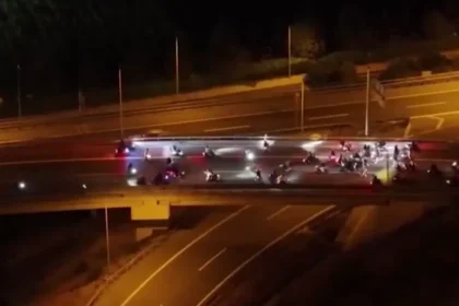 TEM'de motosikletlilere müdahale. Barikat kuruldu, 58 sürücü yakalandı | NTV Haber