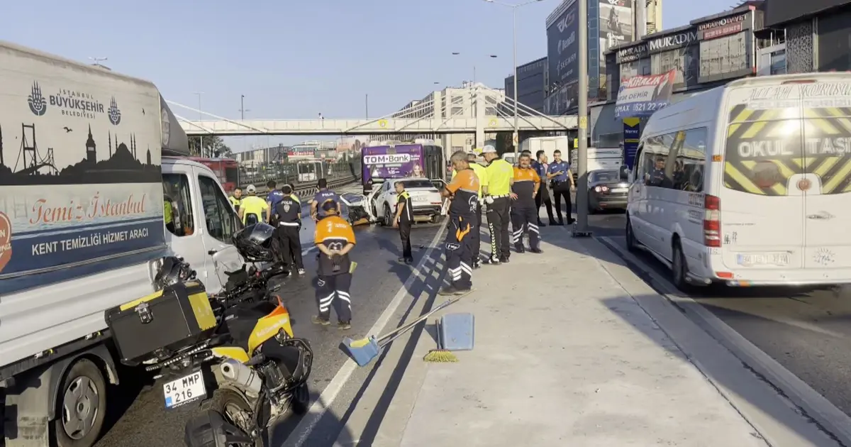 Küçükçekmece'de D-100'de feci kaza. Üç kişi öldü, yaralılar var | NTV Haber